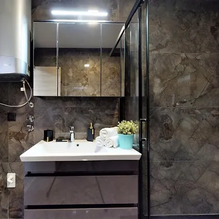 Sara With 2 Bedroom- شقة *